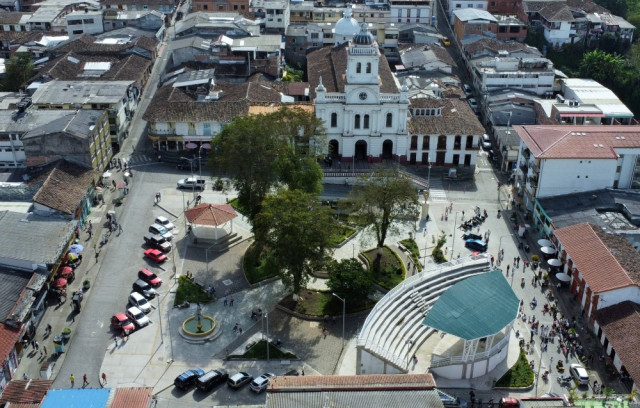 Zonas de circulación, árboles podados, puntos de parqueo y desembarque hacen parte del nuevo paisaje del Parque de Bolívar de Neira.