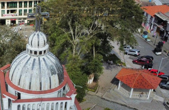 El templo de San Juan Bautista, construido en 1856, sigue siendo el punto de referencia de esta población.