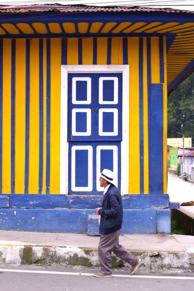 Las casas y puertas de colores son el escenario perfecto para una foto.