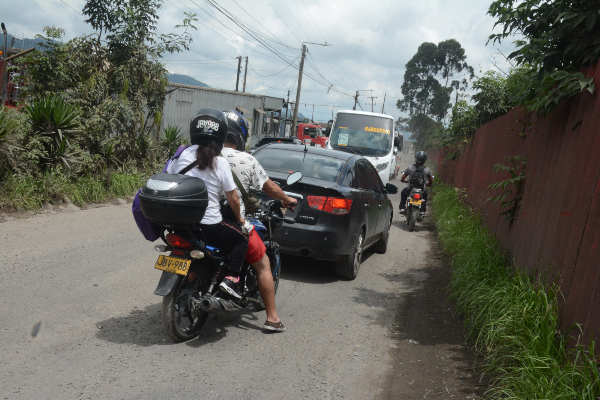 La falta de zonas de parqueo y el tránsito lento por las condiciones de la carretera hacen que el recorrido se represe de vehículos ocasionando inconvenientes en la movilidad.