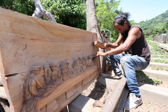 Mario Enrique Petro convierte los troncos de madera en esculturas