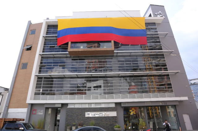 bandera de la selección colombia en manizales