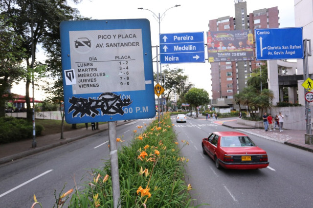 señales de tránsito vandalizadas en manizales