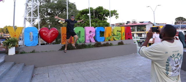 En el remodelado parque de Norcasia la foto de los turistas es con las letras del municipio.