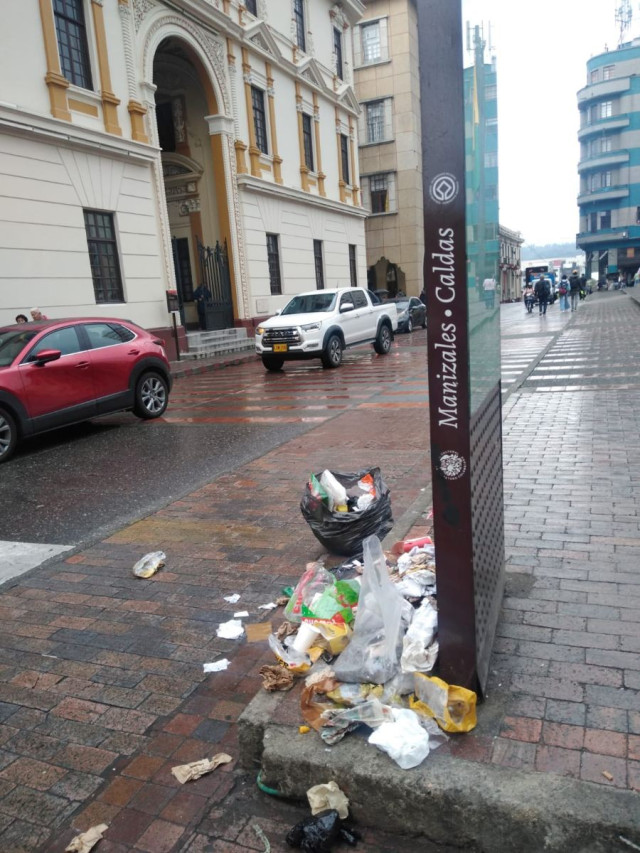 Foto| Cortesía| LA PATRIA  Este es el basurero en la Plaza de Bolívar