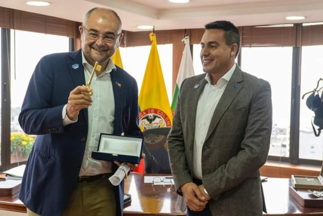 Con las llaves de la ciudad Foto | Cortesía Alcaldía de Manizales | LA PATRIA