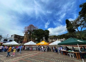 Feria Empresarial de estudiantes en el parque de Pácora.