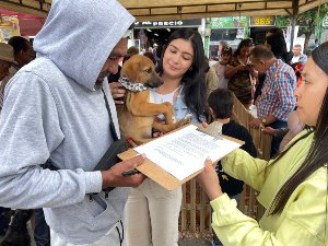 Firma de acta de compromiso para mantener bien un perro adoptado en Aranzazu.