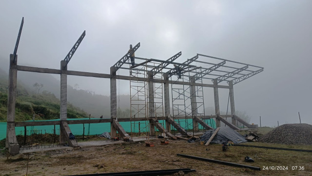 Se ve el abandono de la cancha, que ahora reiniciará obras en Florencia (Samaná).