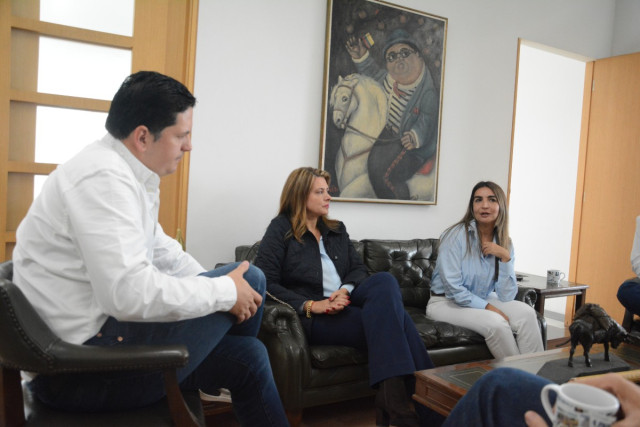 Miembros del Partido Conservador, como la representante a la Cámara por Caldas, Juana Carolina Londoño, acompañaron a la senadora Nadia Blel durante su visita en Manizales.