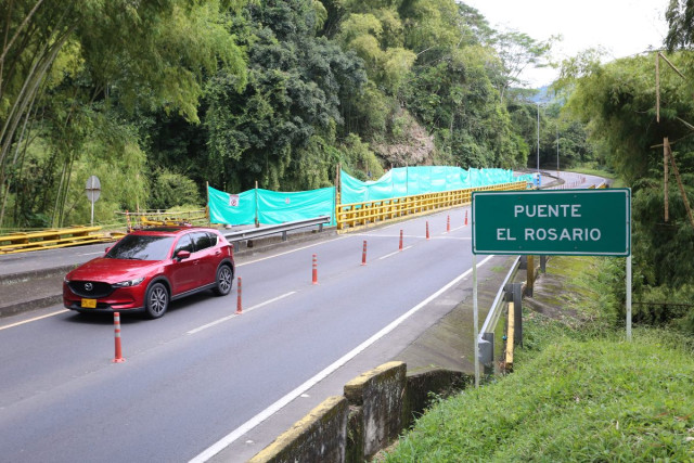 El puente El Rosario, en la vía Manizales-Chinchiná, lleva 14 meses con cierre parcial. Está a cargo de Autopistas del Café.