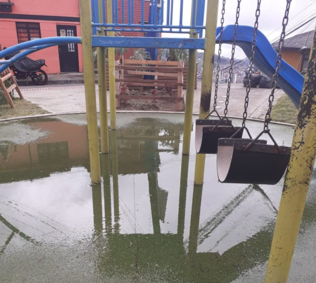 Según los ciudadanos, cuando llueve se inundan los juegos infantiles porque los desagües instalados no sirven.