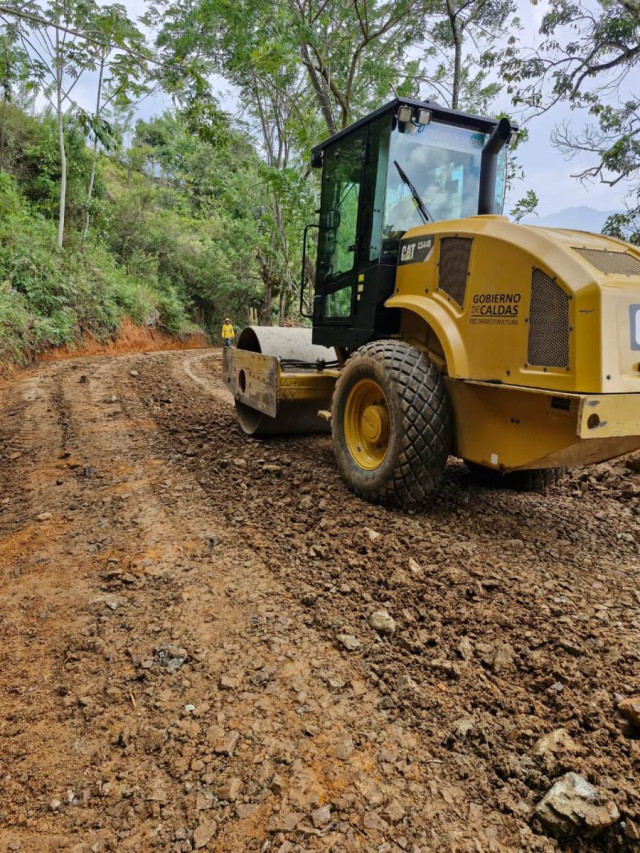 Maquinaria amarilla en las obras de la vía El Tablazo - Villanueva - El Paraíso.