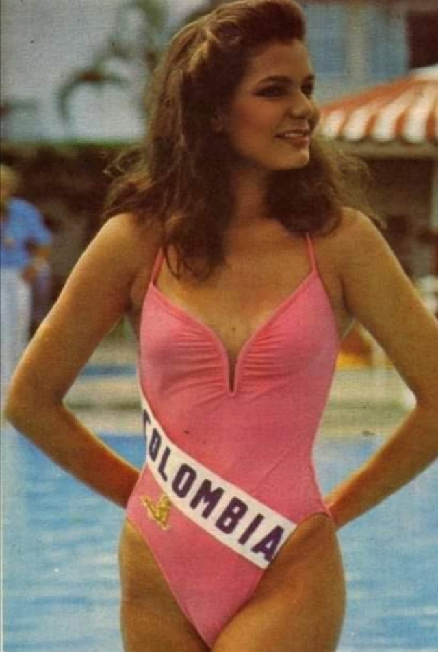 María Mónica Urbina en Cartagena en traje de baño 1985.