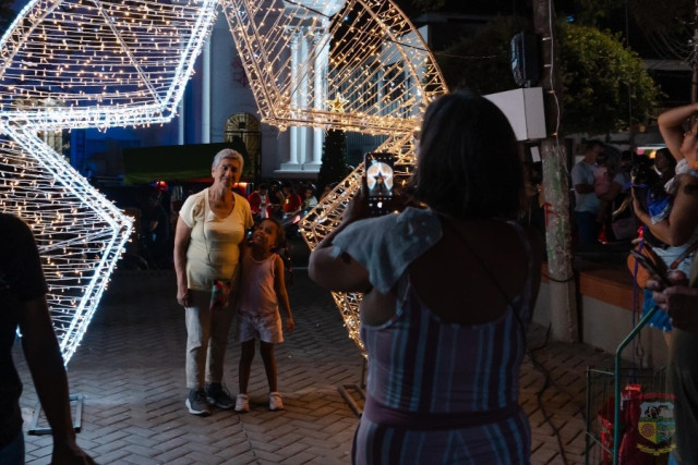 Una mujer adulta y una niña posan para tomarse una foto en adorno de alumbrado navideño de La Dorada.