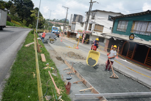 Trabajadores de las obras del bulevar de La Enea, en Manizales.