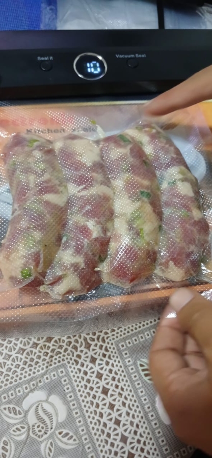 Durante los ensayos, este fue el primer paquete de chorizos producido y empacado por el mismo Róbinson. La presentación de empacado al vacío se mantiene.