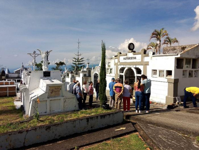 Personas congregadas alrededor del mausoleo de los conductores en el el cementerio San José de Anserma