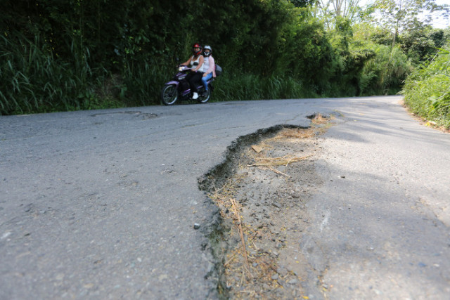 Algunos de los huecos, en realidad son probocados por el undimiento de la carretera