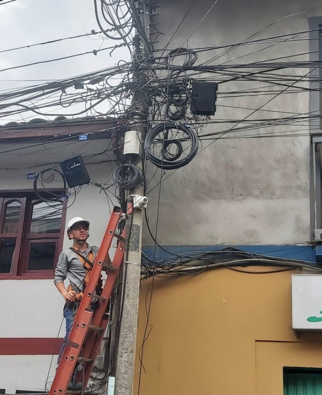 A pesar de la cantidad de cables que sostienen los postes, se siguen instalando más. 