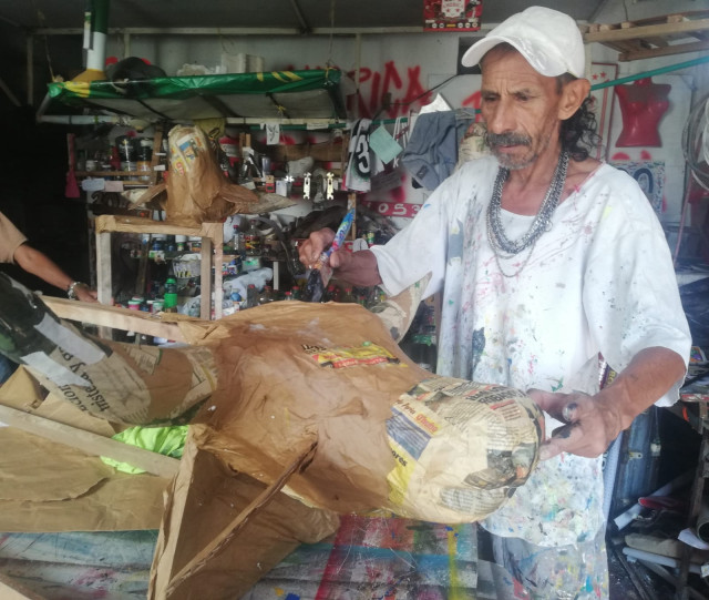 Artesano Beto Guerrero labora en el armazón de una vaca loca en Riosucio.