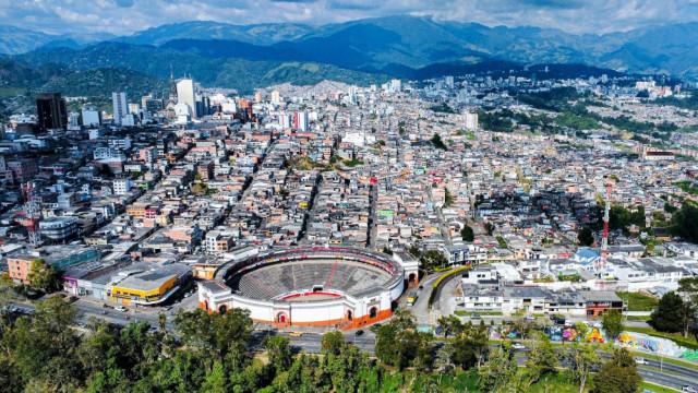 Plaza de Toros de Manizales con parte de la ciudad de fondo