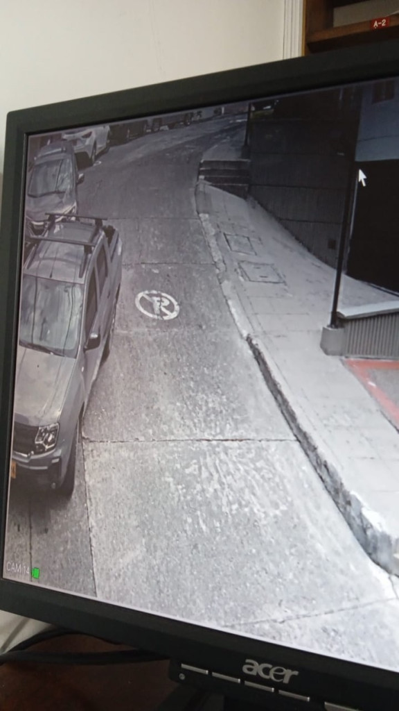 Fotos | Cortesía | LA PATRIA Foto de un video grabado a través de la cámara de seguridad del edificio donde se ven los carros parqueados a pesar de que está prohibido.