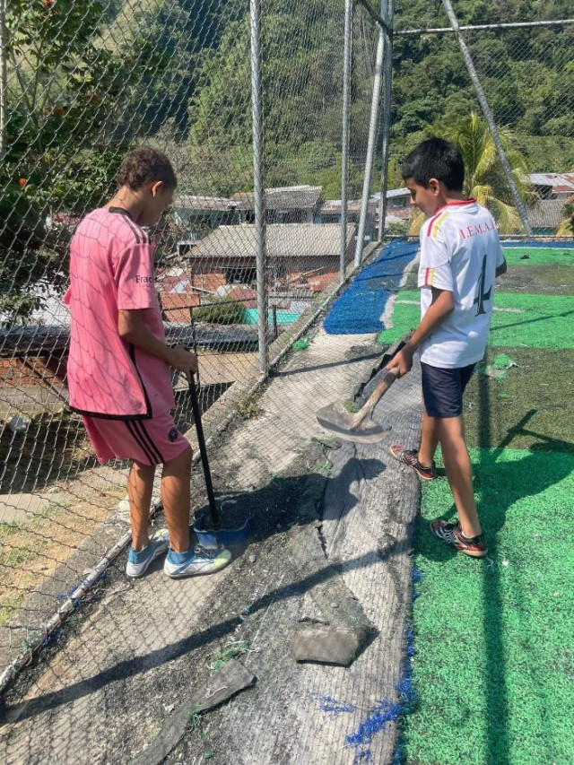 Los niños han realizado arreglos improvisados para mejorar la cancha.