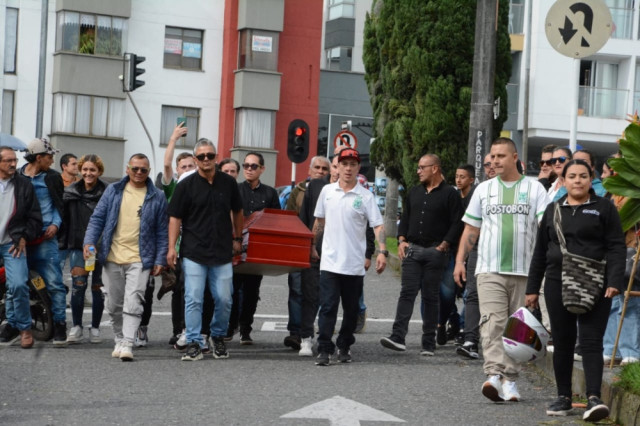 Después de las exequias de Carlos Arias, en la parroquia de Cristo Rey, cientos de personas acompañaron su homenaje en la avenida Las Araucarias.