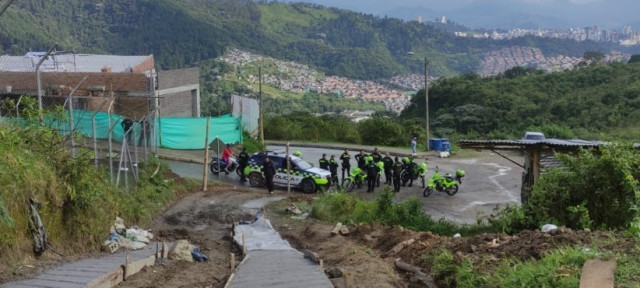 Visita de la Policía a la vía que conduce a la vereda Sierra Morena.