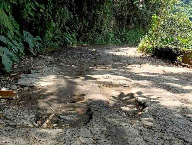 Foto | Rubén Darío López Londoño | LA PATRIA  El desprendimiento de rocas desde lo alto es una amenaza constante para quienes tienen que transitar por allí.
