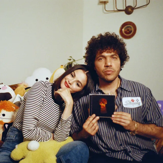 Foto | Cortesía Universo Music Colombia | LA PATRIA  Selena Gomez y su prometido Benny Blanco con el nuevo álbum de la cantante I Said I Love You First…, en el que colaboraron artistas como The Marías y Gracie Abrams.