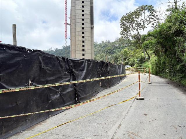 Foto | Luis Fernando Trejos | LA PATRIA  La vía se cerró para la construcción de un muro de contención. 