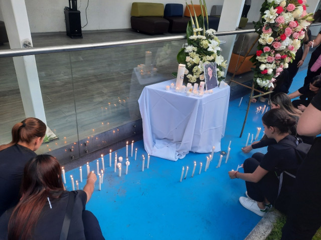 El pasado jueves 24 de abril, en la Universidad de Manizales se realizó una velatón en honor de Emily. Sus compañeros, docentes y directivos de la institución recordaron su legado, la homenajearon con algunas palabras especiales, encendieron velas ante un altar con su fotografía y elevaron globos blancos al cielo.