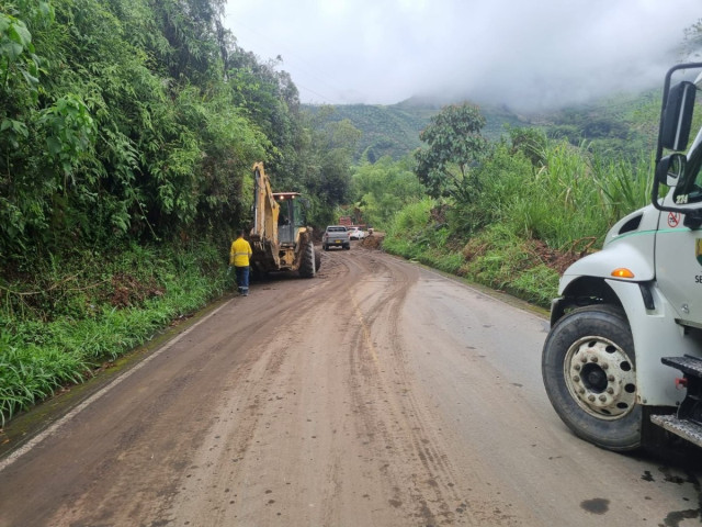 La vía Manzanares-Petaqueros fue rehabilitada tras remover un derrumbe en el sector Cajón Bonito. Se sugiere transitar con precaución.