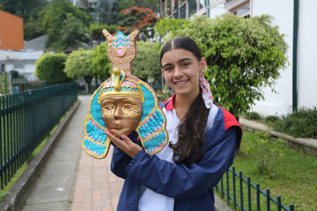 Salomé López, del grado décimo, posa con su máscara de la faraona egipcia Cleopatra.