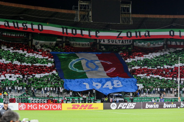 Con un brillante mosaico verde, blanco y rojo, que tenía el escudo del Once Caldas en el medio, la barra Holocausto Norte le dio la bienvenida al equipo en el estadio Palogrande.