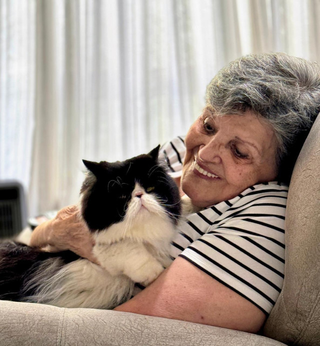 Martha con Bruno, su querido gato.