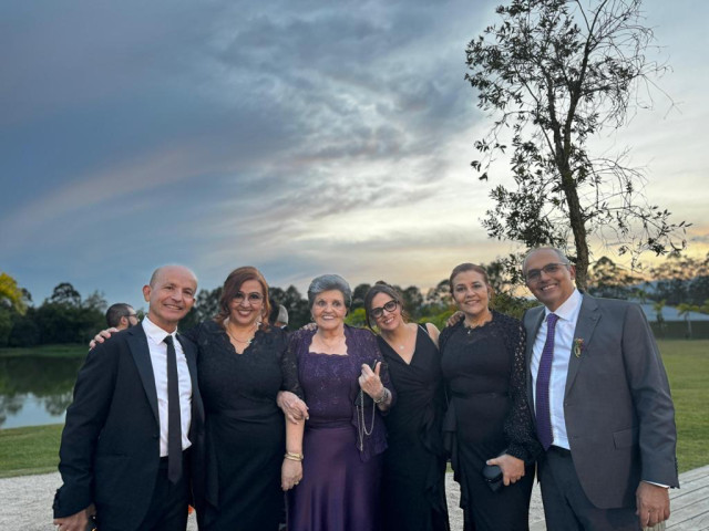 Además de sus cuatro retoños, Martha Lucía quería a Carlos Ignacio Giraldo (izq.) como si fuera otro hijo. En la foto, el día del matrimonio de su nieto Miguel, en enero del 2024.
