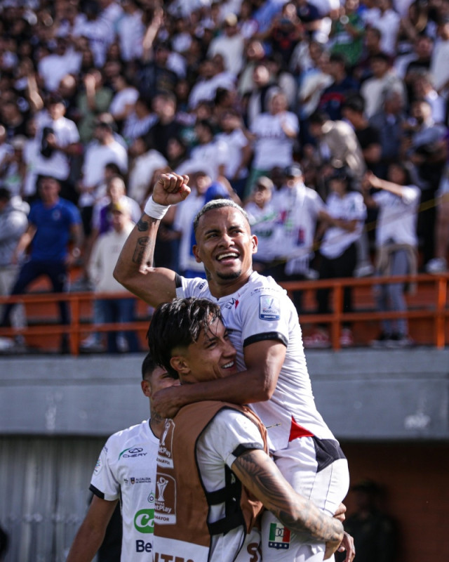 Jefry Zapata, que se pierde el próximo partido por acumulación de tarjetas, carga a Michael Barrios en la celebración de su gol, el de la victoria del Once Caldas ante Envigado.
