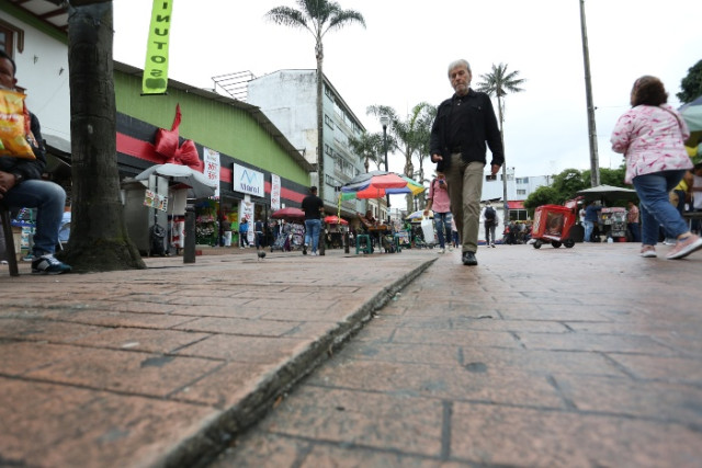 Foto | Luis Fernando Trejos | LA PATRIA  Es común que las personas que transitan esta parte de la calle, se caigan o se tropiecen.