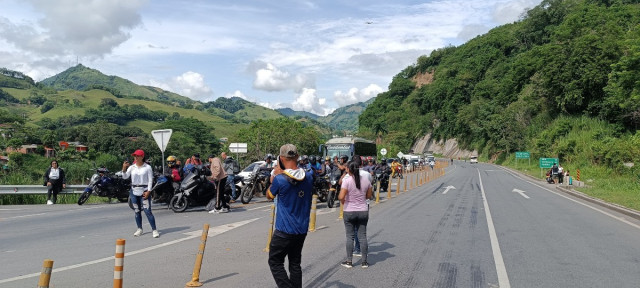 Vehículos se amontonan cerca del puente de La Felisa durante el cierre intermitente.