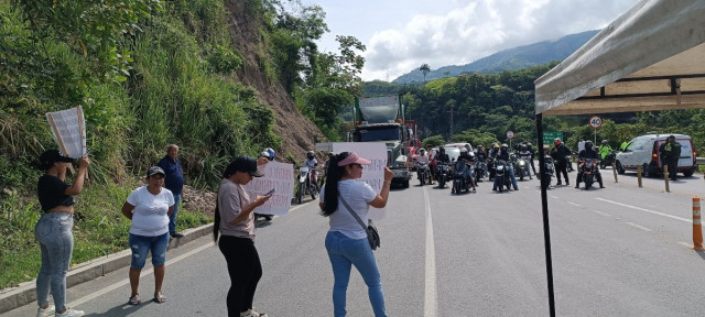En la entrada a La Felisa sostienen pancartas a favor de la seguridad vial y las protestas pacíficas.