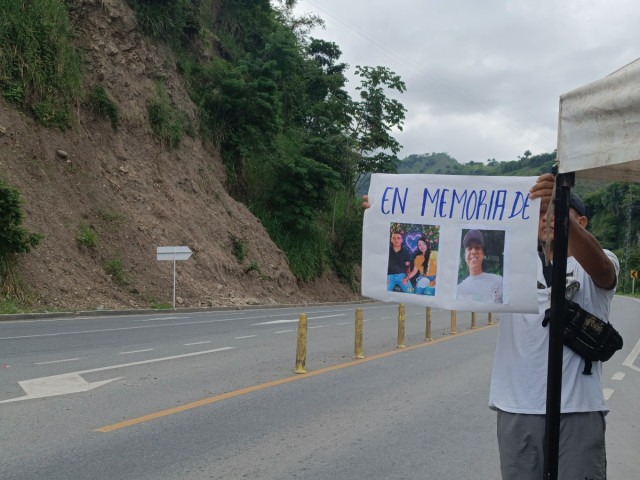 Un cartel homenajea a Aleison Alcalde Trejos, a María Luisa Carmona y a Miguel Ángel Cañas Ceballos, quienes fallecieron arrollados por tractomulas en el cruce de La Felisa.
