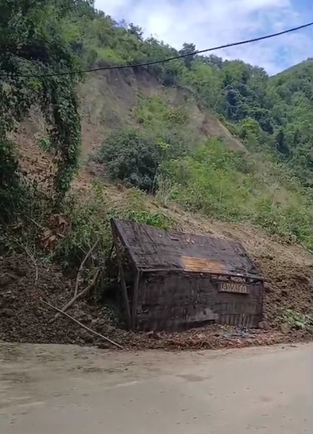 El derrumbe arrasó la portada de la finca La Josefina en Supía (Caldas). Era lo único que quedaba del predio, que fue desalojado.
