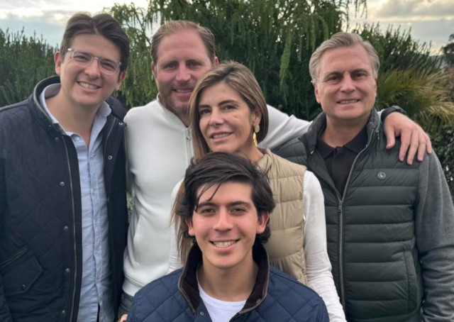 Quienes conocen al precandidato presidencial lo catalogan como un hombre con progunda sensibilidad social y extremadamente familiar, en la foto con su padre y hermanos.