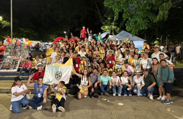 Foto | Cortesía | LA PATRIA   Así celebraron el primer puesto del concurso. La institución de donde es la banda es el Colegio de Nuestra Señora del Rosario Neira. 