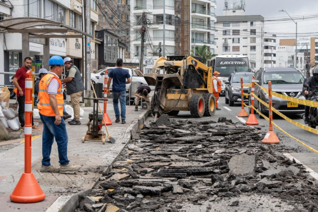 Proceso de reposición de la malla vial en la avenida Santander, en La Camelia, a mediados de junio.