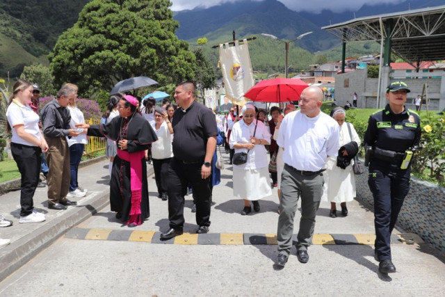 El máximo representante de la Diócesis de La Dorada - Guaduas, que tiene jurisdicción en el Oriente de Caldas, saludó de mano a muchas personas que acudieron a su recibimiento e impartió la bendición a los grupos que le brindaron la bienvenida.