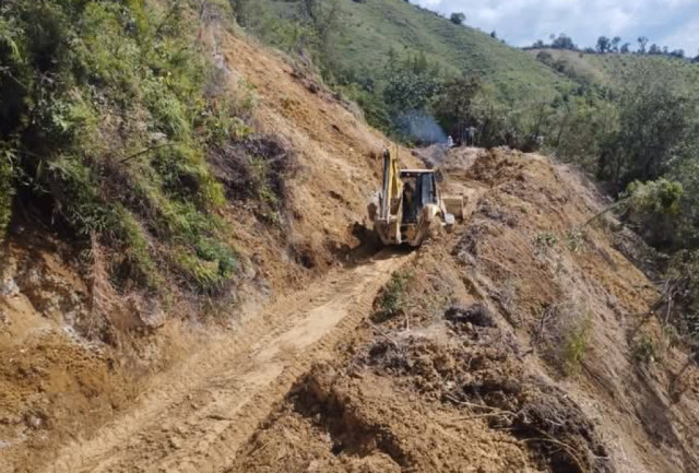 Un combo de la Administración departamental estuvo atendiendo el deslizamiento en el Alto del Volcán el 15 de abril.